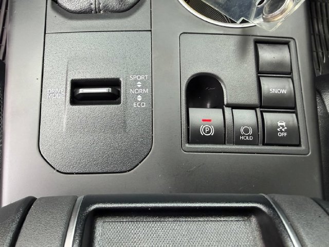 Used 2024 Toyota Highlander LE FWD image 30