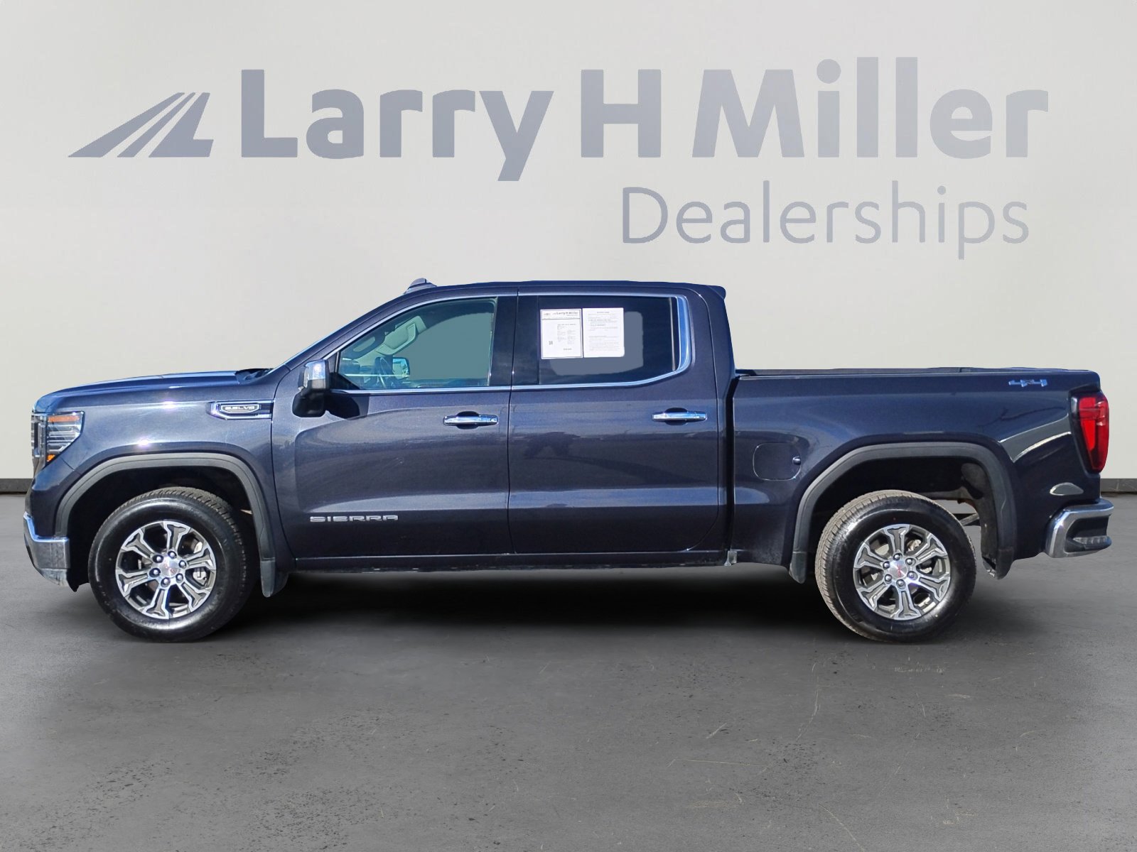 Used 2024 GMC Sierra 1500 SLT image 2