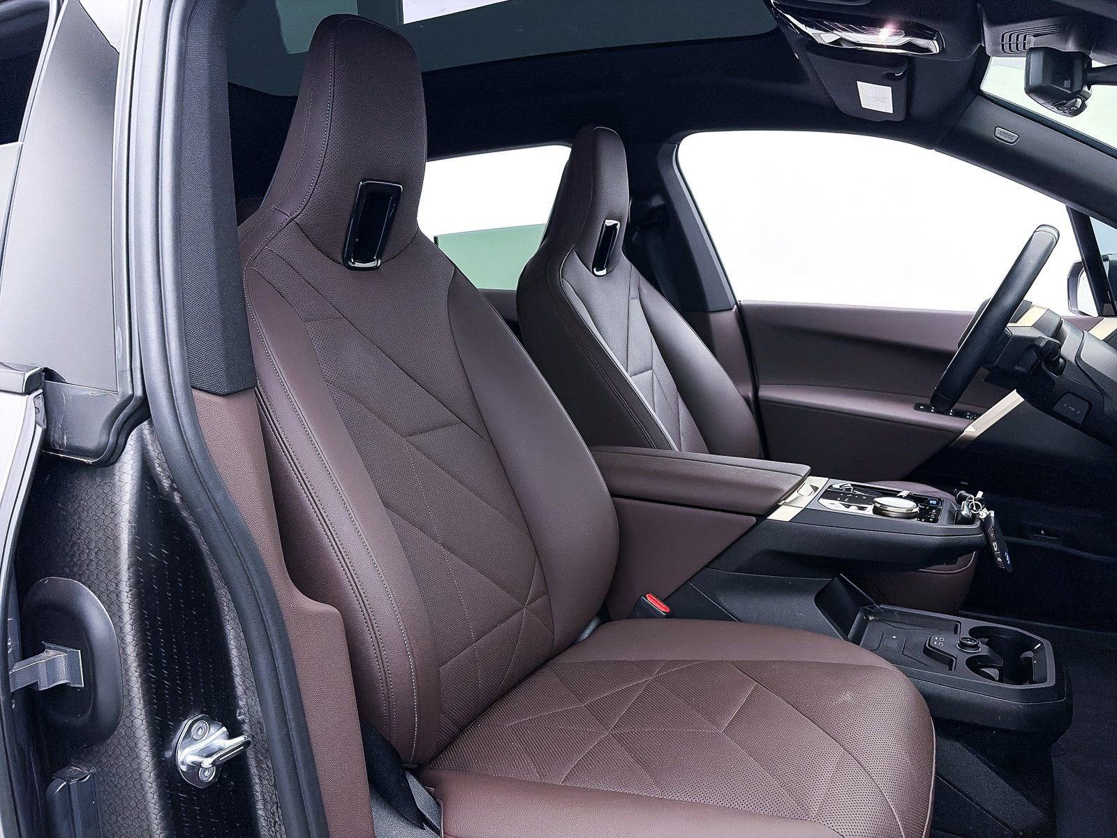 Used 2023 BMW iX xDrive50 w/ Sport Package image 34