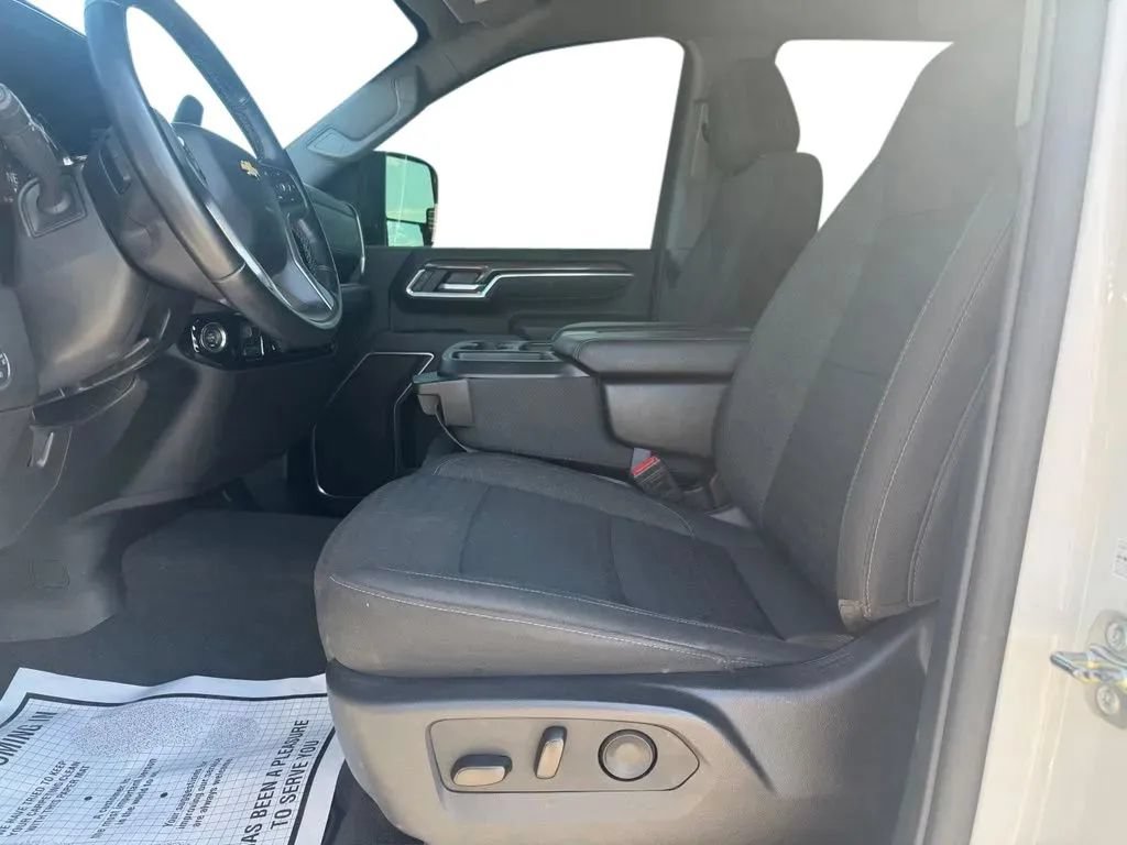 Used 2025 Chevrolet Silverado 2500 LT AWD/4WD image 9