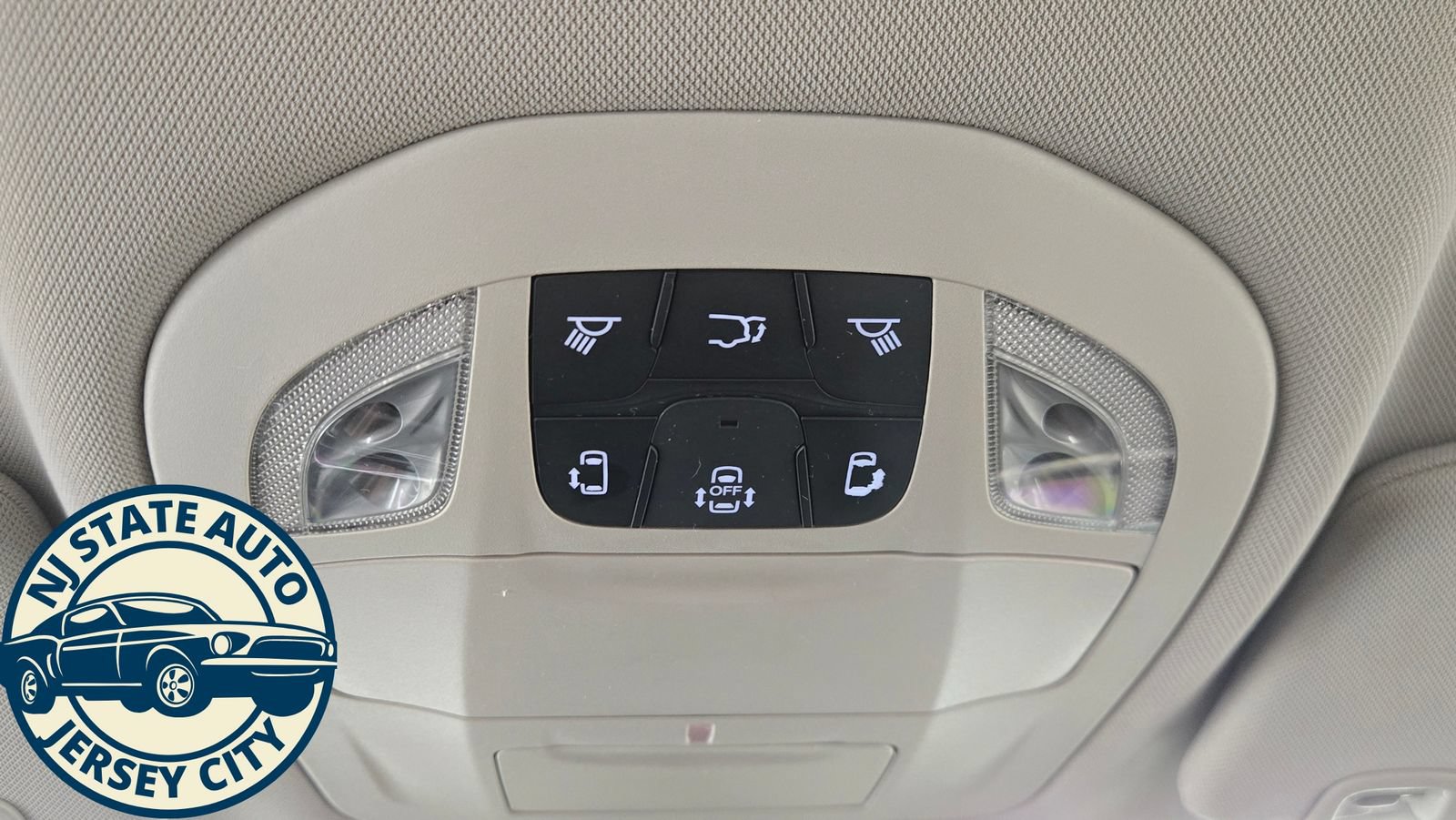 Used 2019 Chrysler Pacifica Touring Plus w/ Tire & Wheel Group FWD image 21