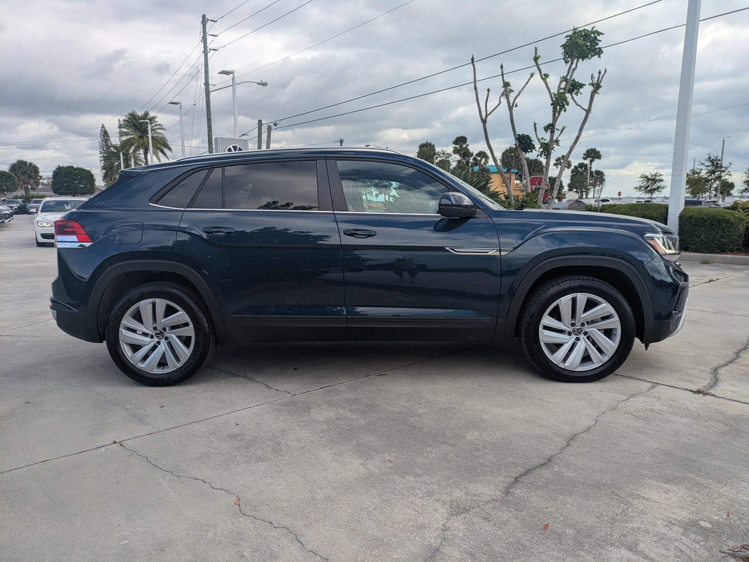 Used 2023 Volkswagen Atlas Cross Sport SE FWD image 3