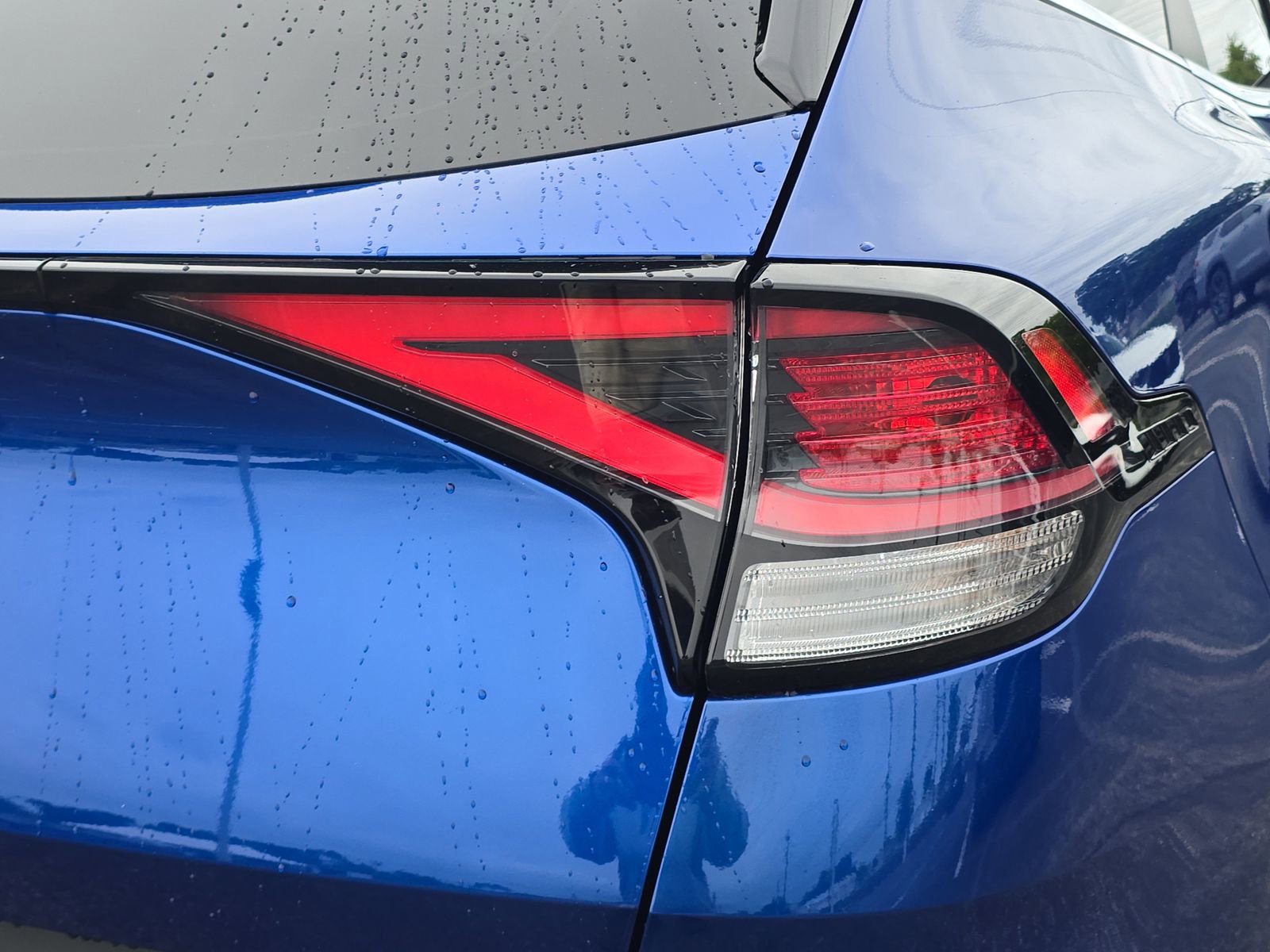 Used 2024 Kia Sportage EX image 8