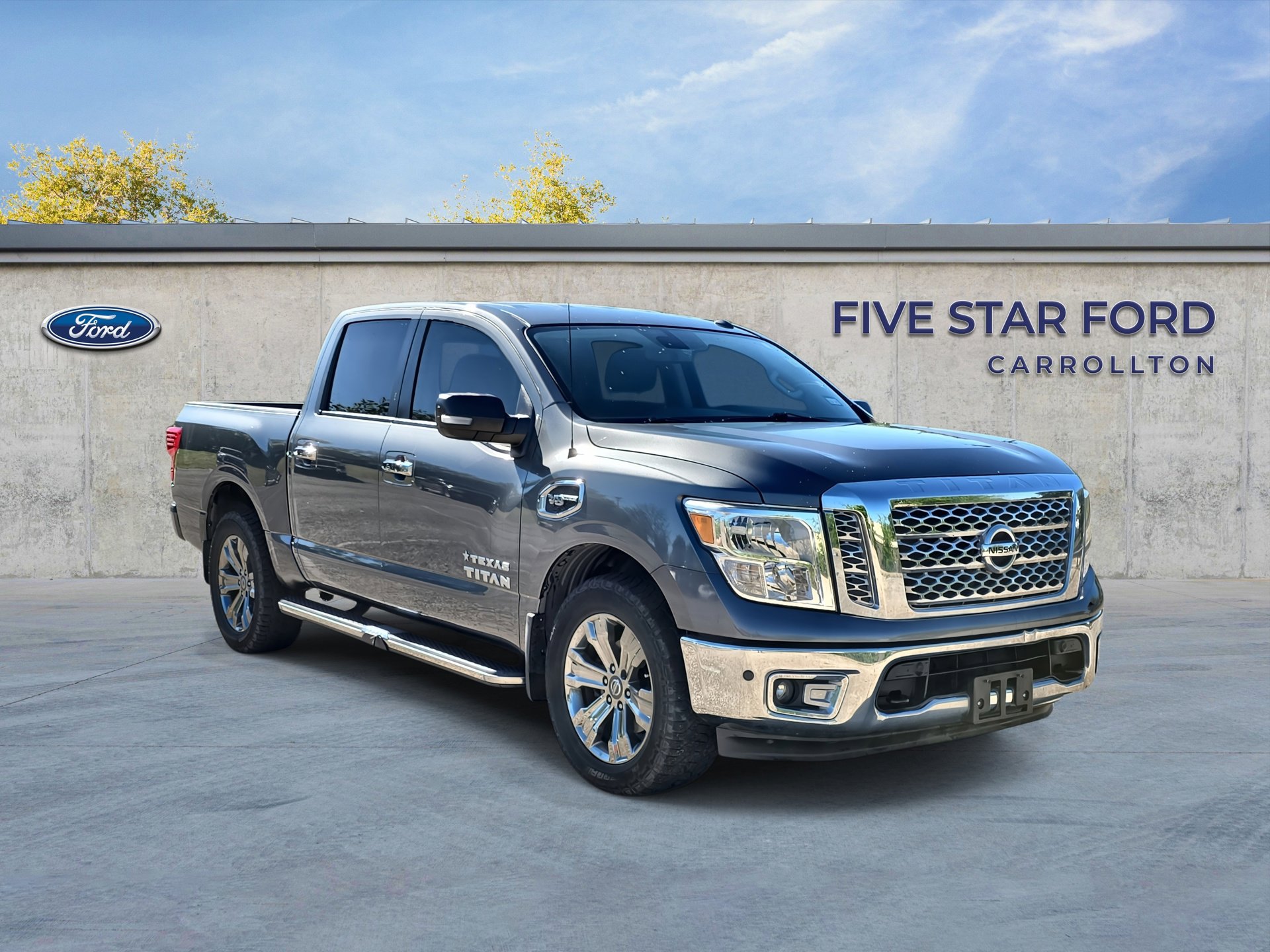 Used 2017 Nissan Titan SV image 1
