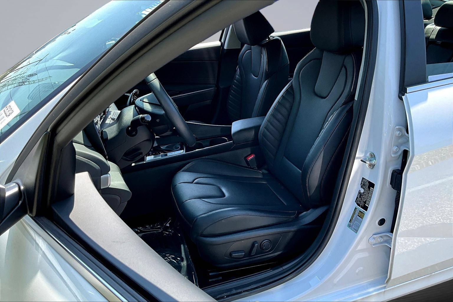 Used 2025 Hyundai Elantra Limited FWD image 21