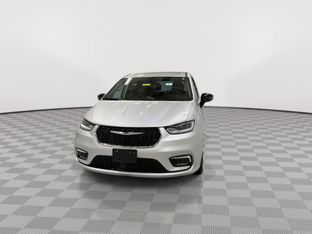 Used 2024 Chrysler Pacifica Touring-L image 4