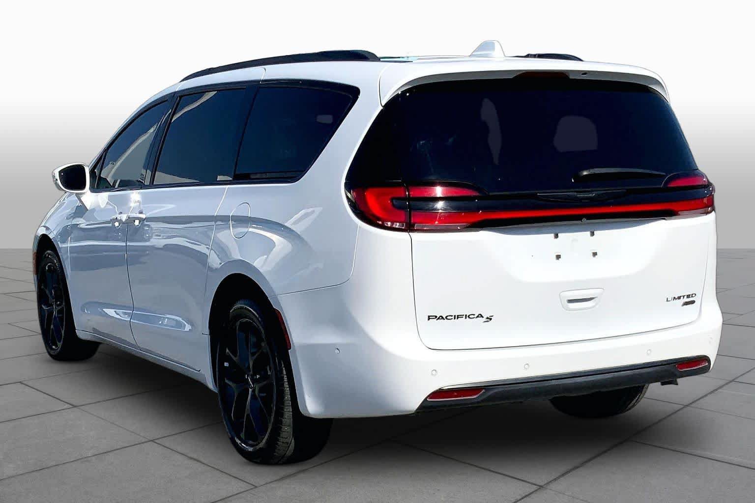 Used 2022 Chrysler Pacifica Limited w/ Uconnect Theater Family Group AWD/4WD image 12
