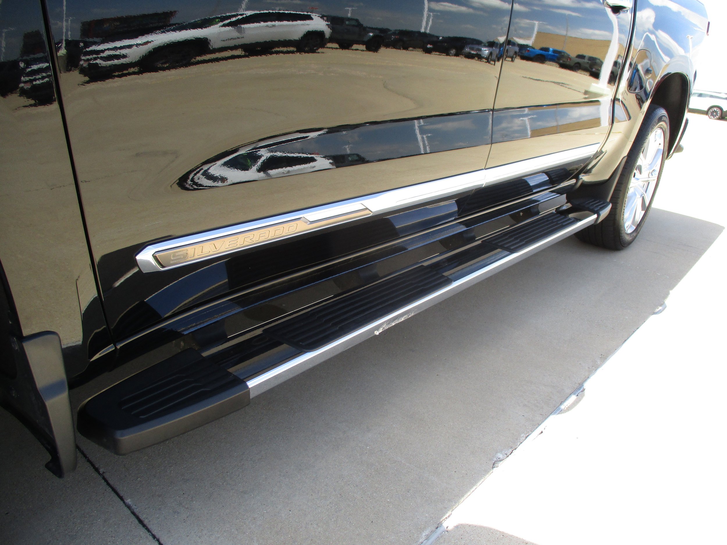 Used 2022 Chevrolet Silverado 1500 High Country w/ High Country Premium Package AWD/4WD image 15