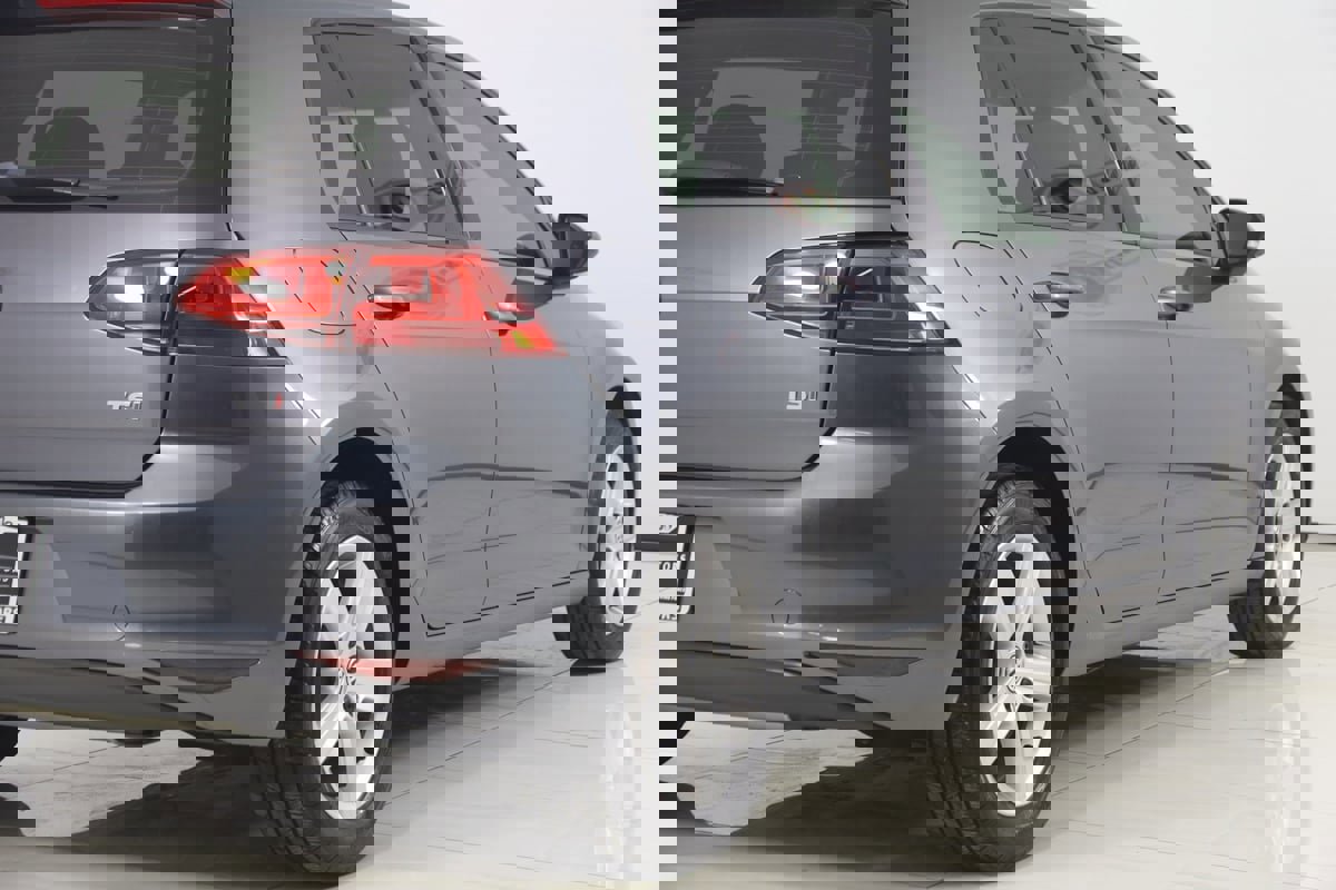 Used 2017 Volkswagen Golf Wolfsburg Edition image 42