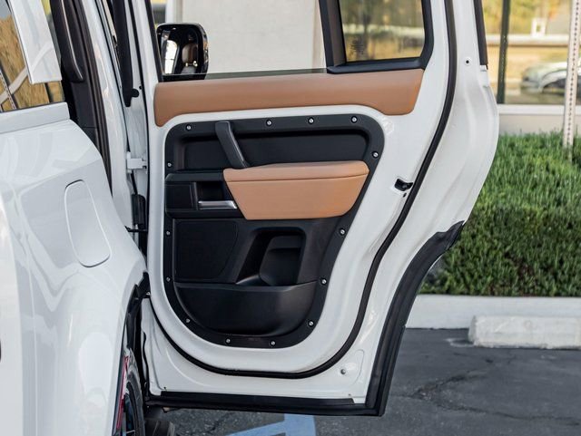 New 2026 Land Rover Defender 110 X-Dynamic SE image 24