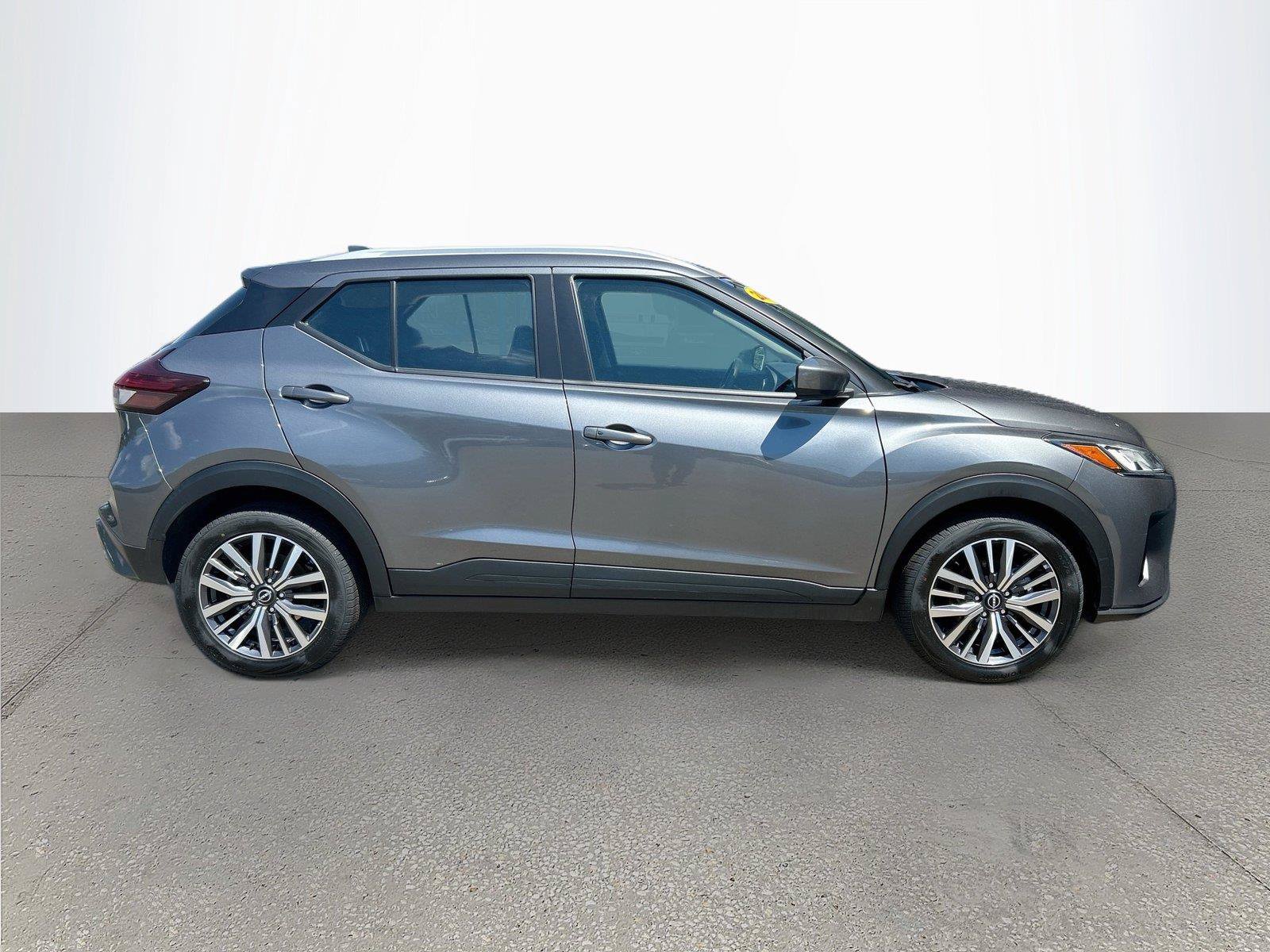 Used 2024 Nissan Kicks SV FWD image 3