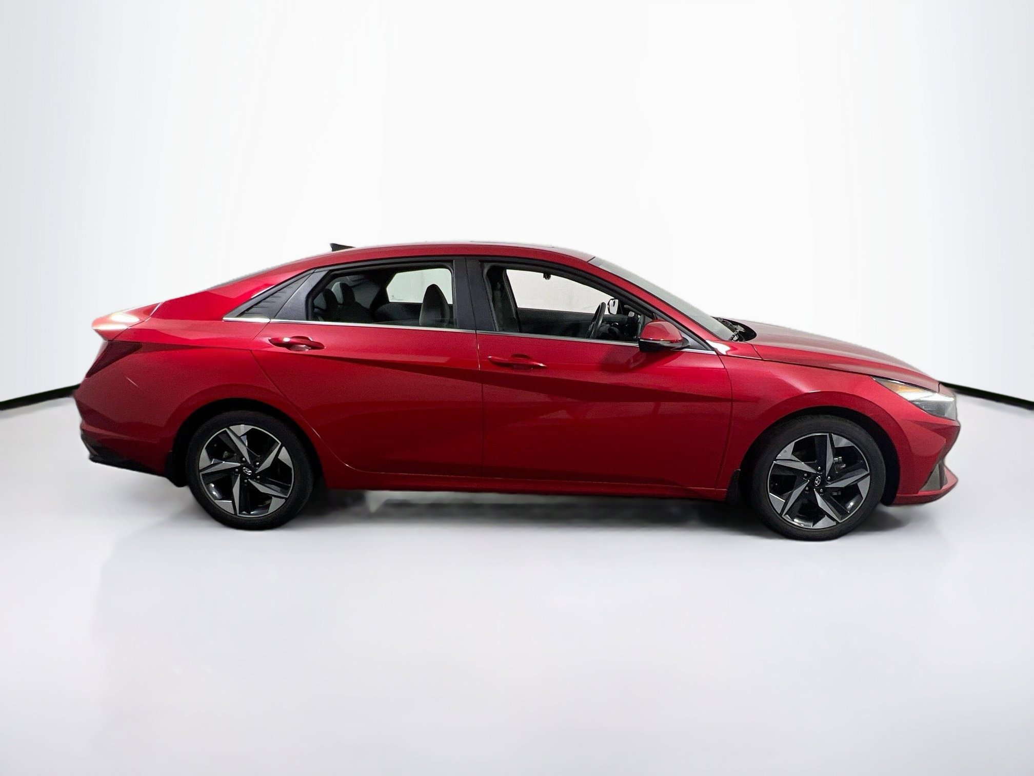 Used 2022 Hyundai Elantra SEL w/ Convenience + Premium Package FWD image 4