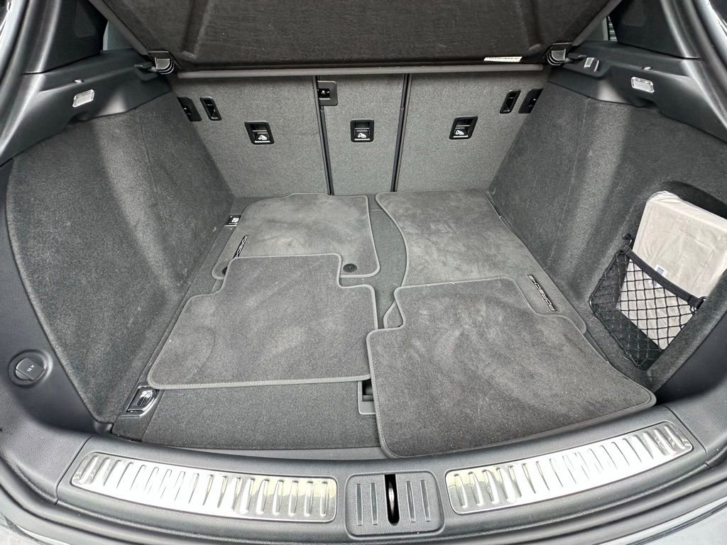 Certified 2025 Porsche Macan image 40