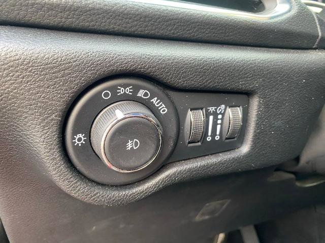 Used 2025 Chrysler Pacifica Limited image 16