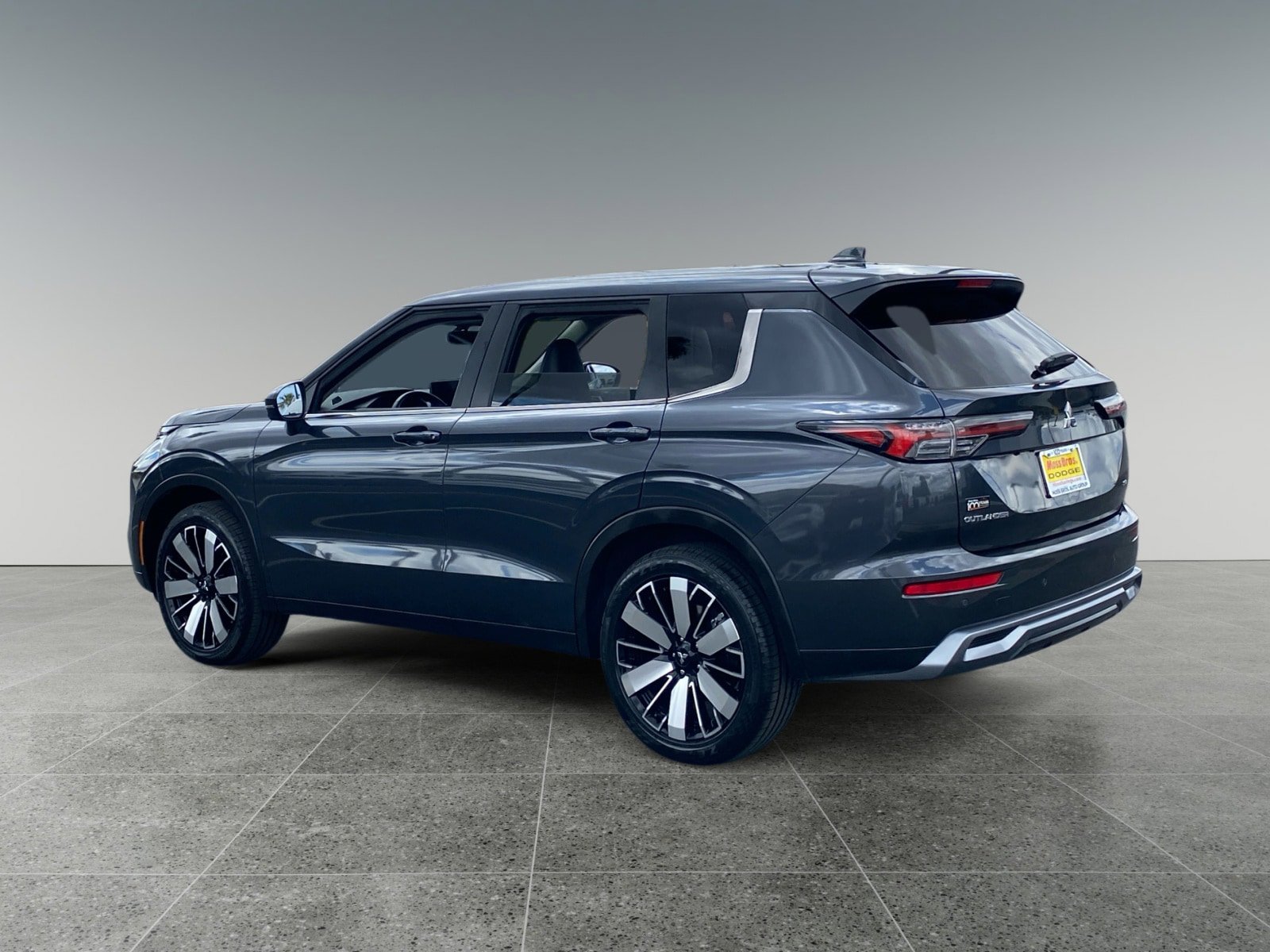 Used 2025 Mitsubishi Outlander AWD image 3