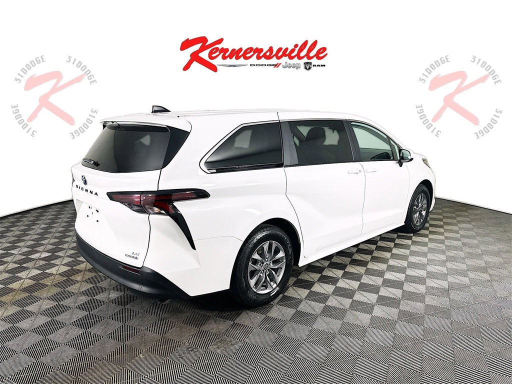 Used 2024 Toyota Sienna LE image 7