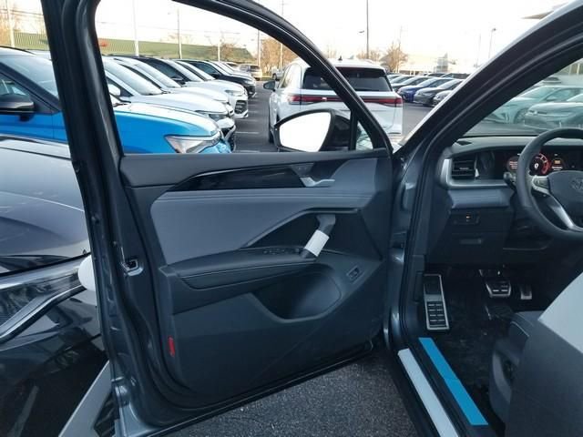 New 2026 Volkswagen Tiguan SE R-Line AWD/4WD image 6