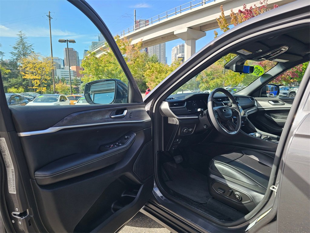 Used 2024 Jeep Grand Cherokee L Limited w/ Luxury Tech Group II image 23