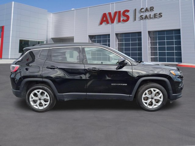 Used 2025 Jeep Compass Latitude w/ Sun & Sound Group AWD/4WD image 4
