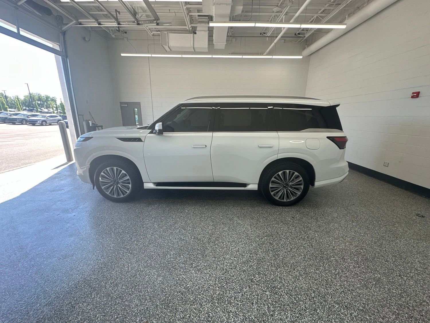 Used 2025 INFINITI QX80 Sensory AWD/4WD image 6