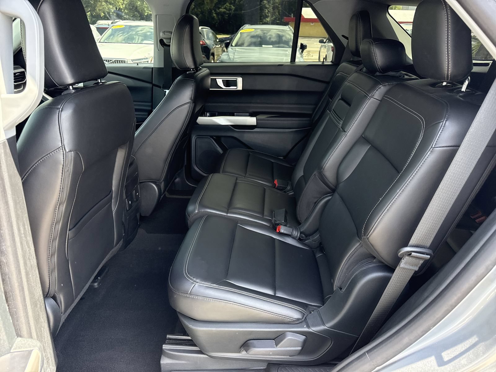 Used 2024 Ford Explorer XLT w/ Equipment Group 202A RWD image 10