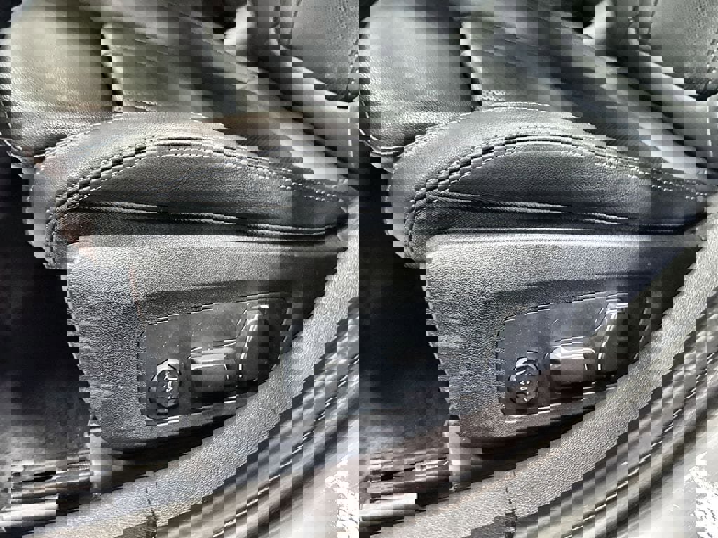 Used 2025 BMW 330i Sedan image 13