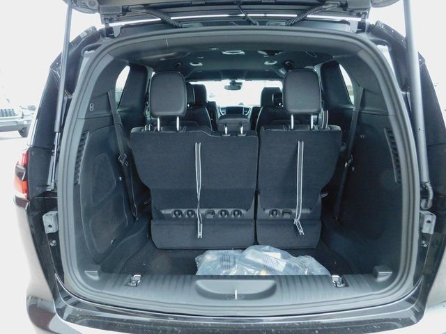 Used 2025 Chrysler Pacifica Select w/ Uconnect Theater Family Group image 12