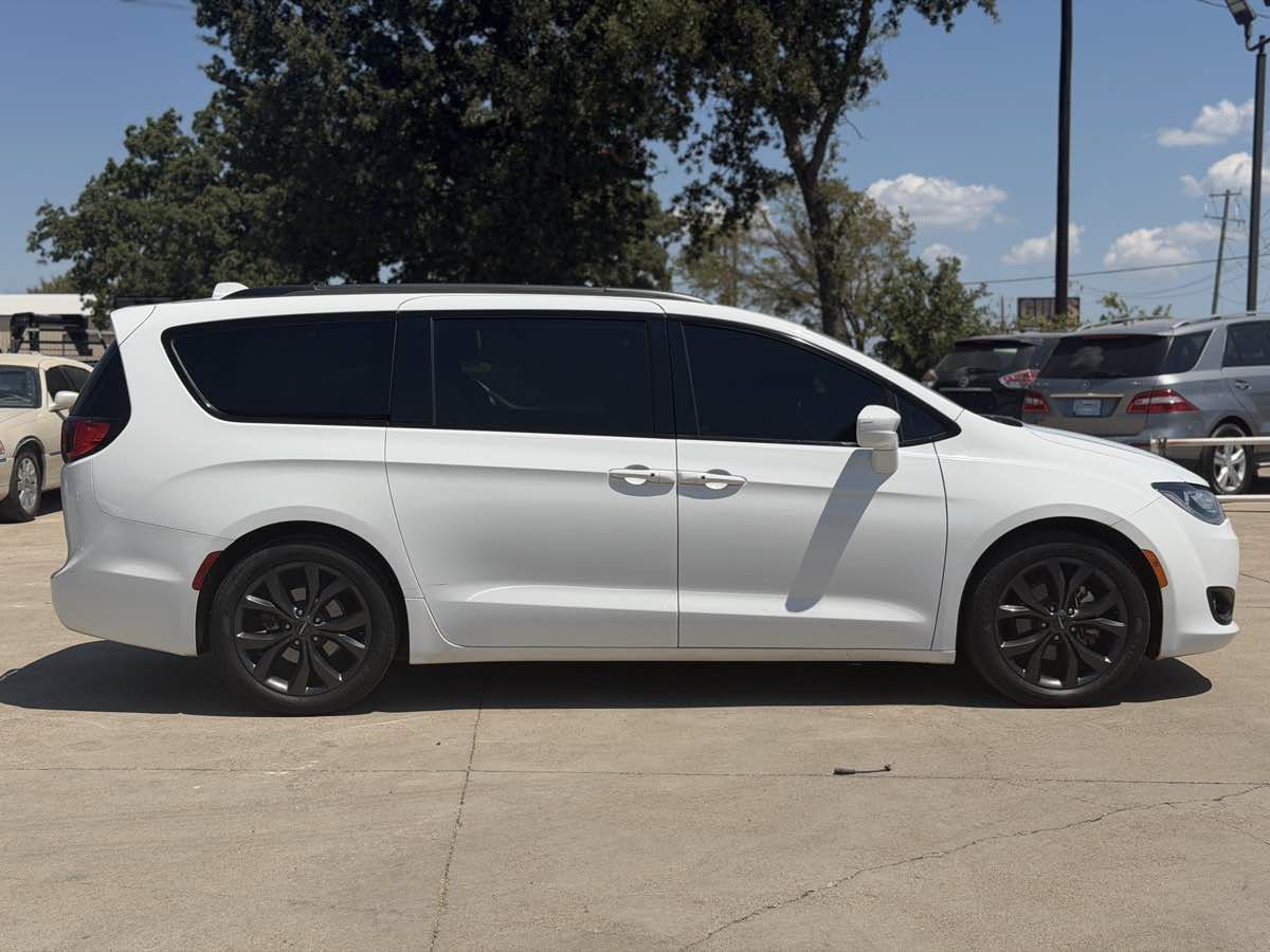 Used 2018 Chrysler Pacifica Touring-L Plus FWD image 5