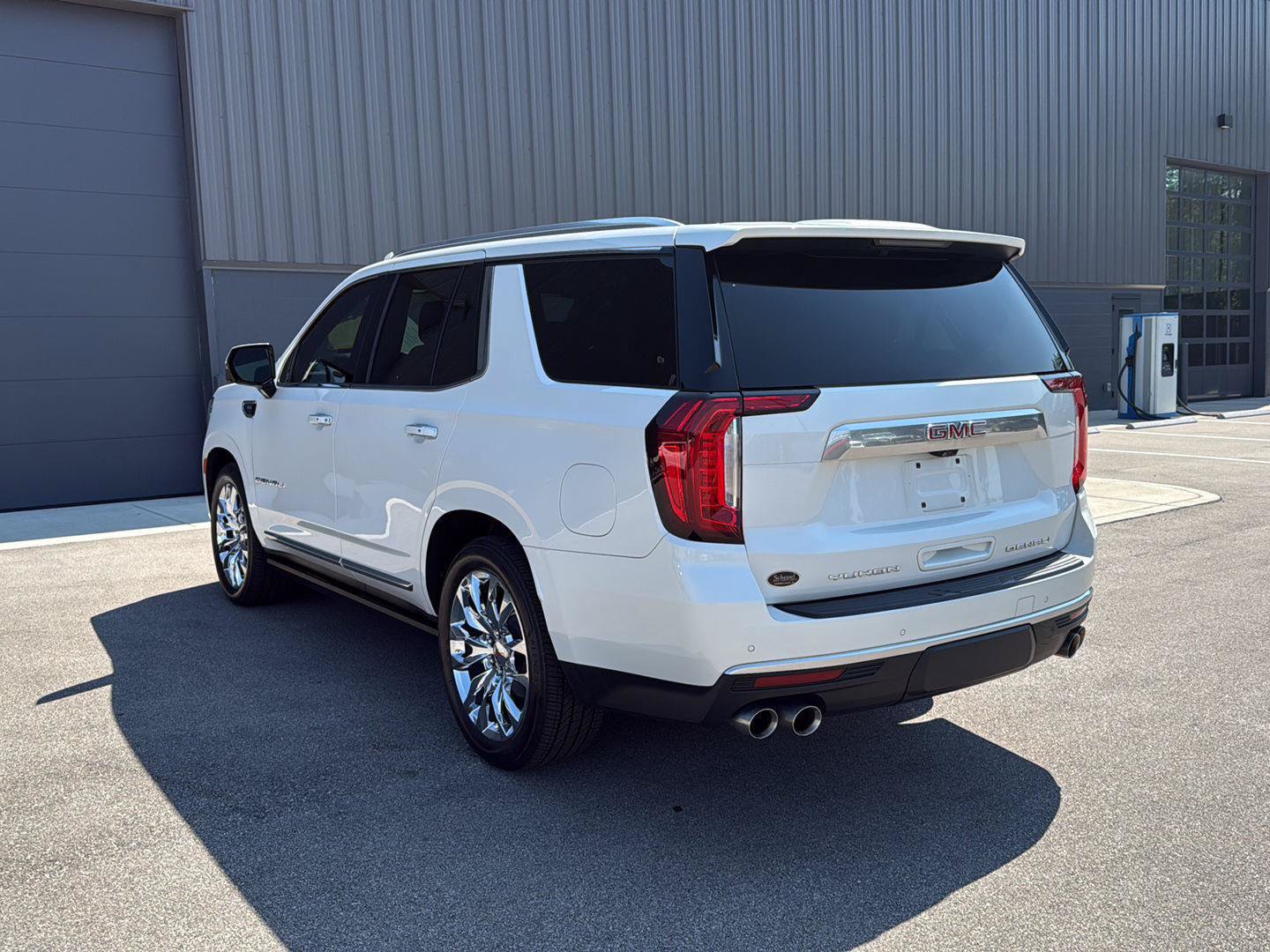 Used 2022 GMC Yukon Denali w/ Denali Premium Package AWD/4WD image 5
