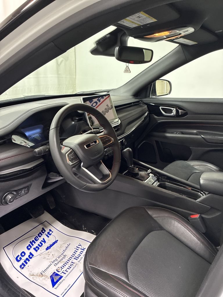 Used 2025 Jeep Compass Trailhawk AWD/4WD image 10