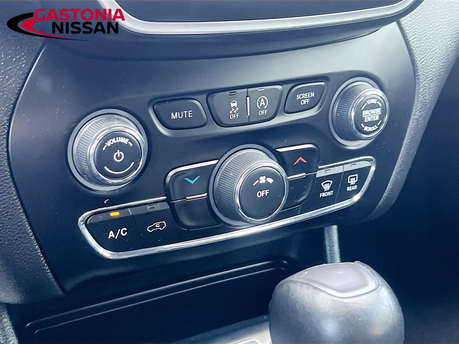 Used 2019 Jeep Cherokee Latitude Plus w/ Cold Weather Group image 19