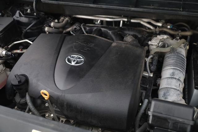 Used 2021 Toyota Highlander XLE AWD/4WD image 8