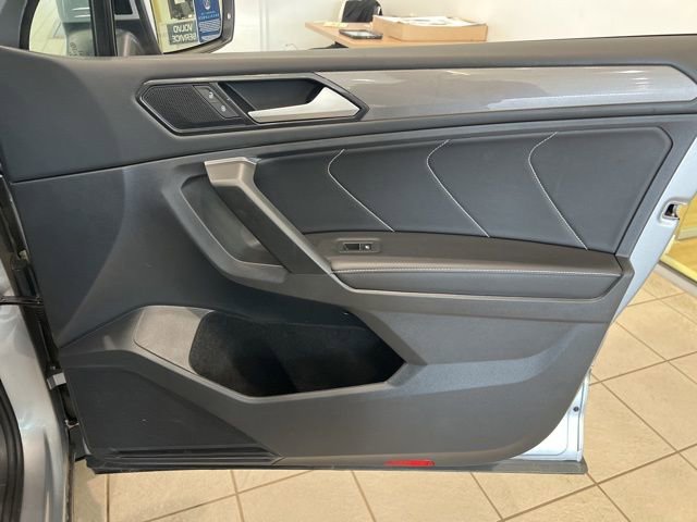 Used 2023 Volkswagen Tiguan SE w/ Panoramic Sunroof Package AWD/4WD image 24