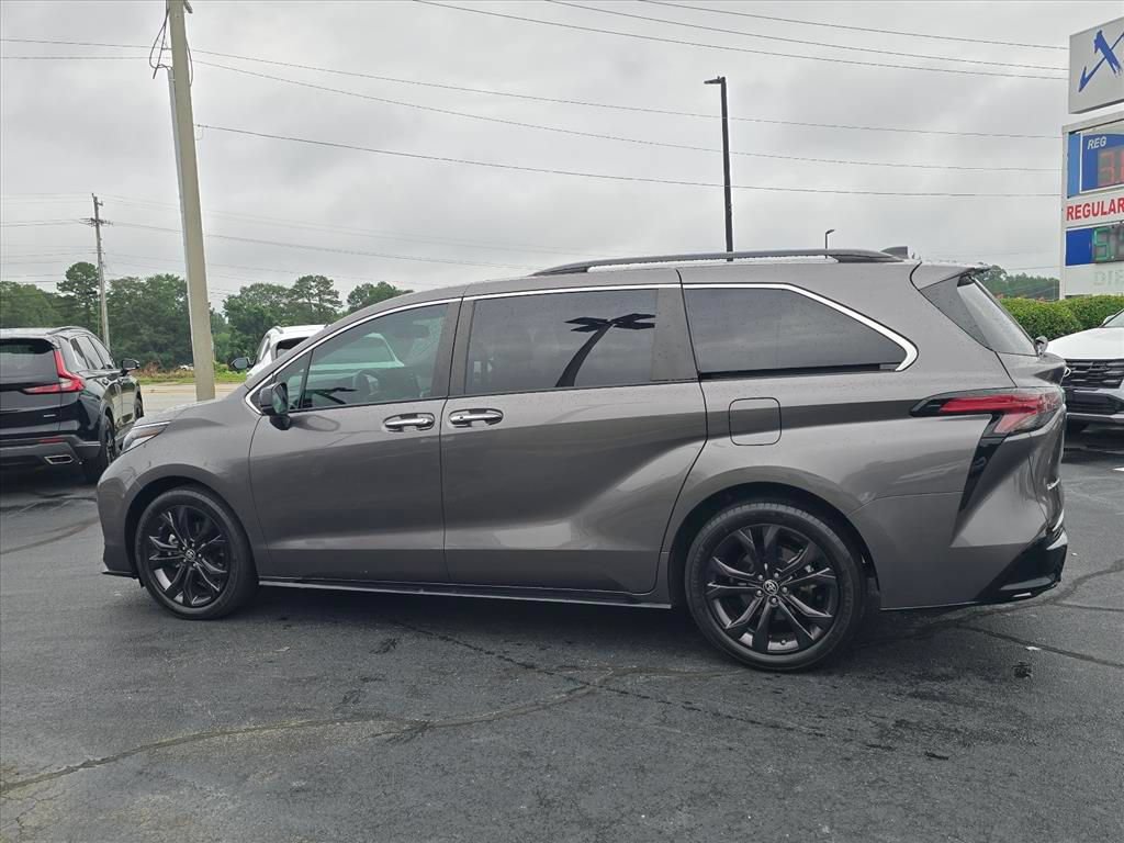 Used 2022 Toyota Sienna XSE FWD image 6