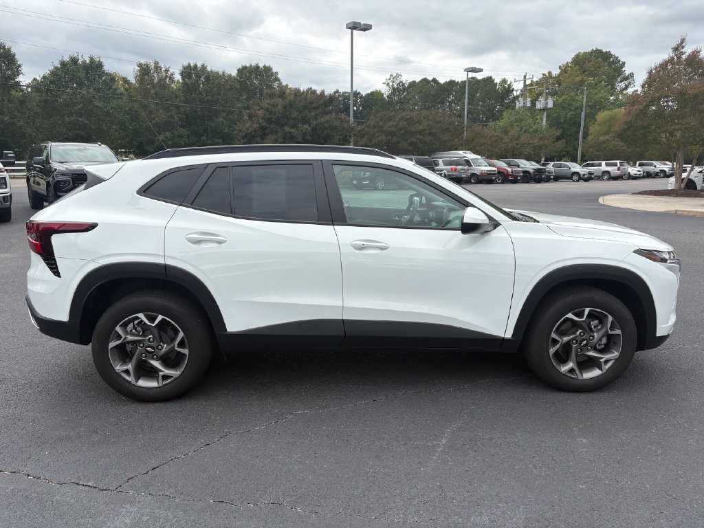 Used 2025 Chevrolet Trax LT w/ Driver Confidence Package FWD image 4