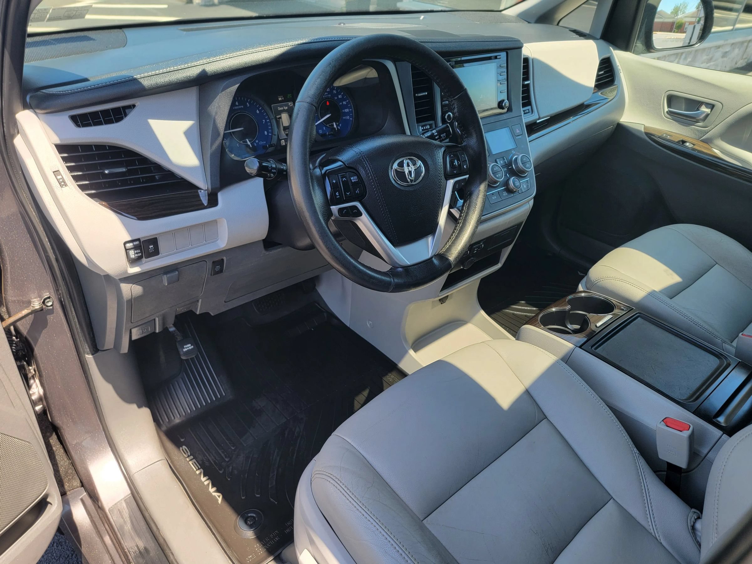 Used 2020 Toyota Sienna XLE AWD/4WD image 9