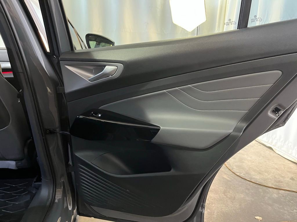 Used 2023 Volkswagen ID.4 Pro S Plus image 23