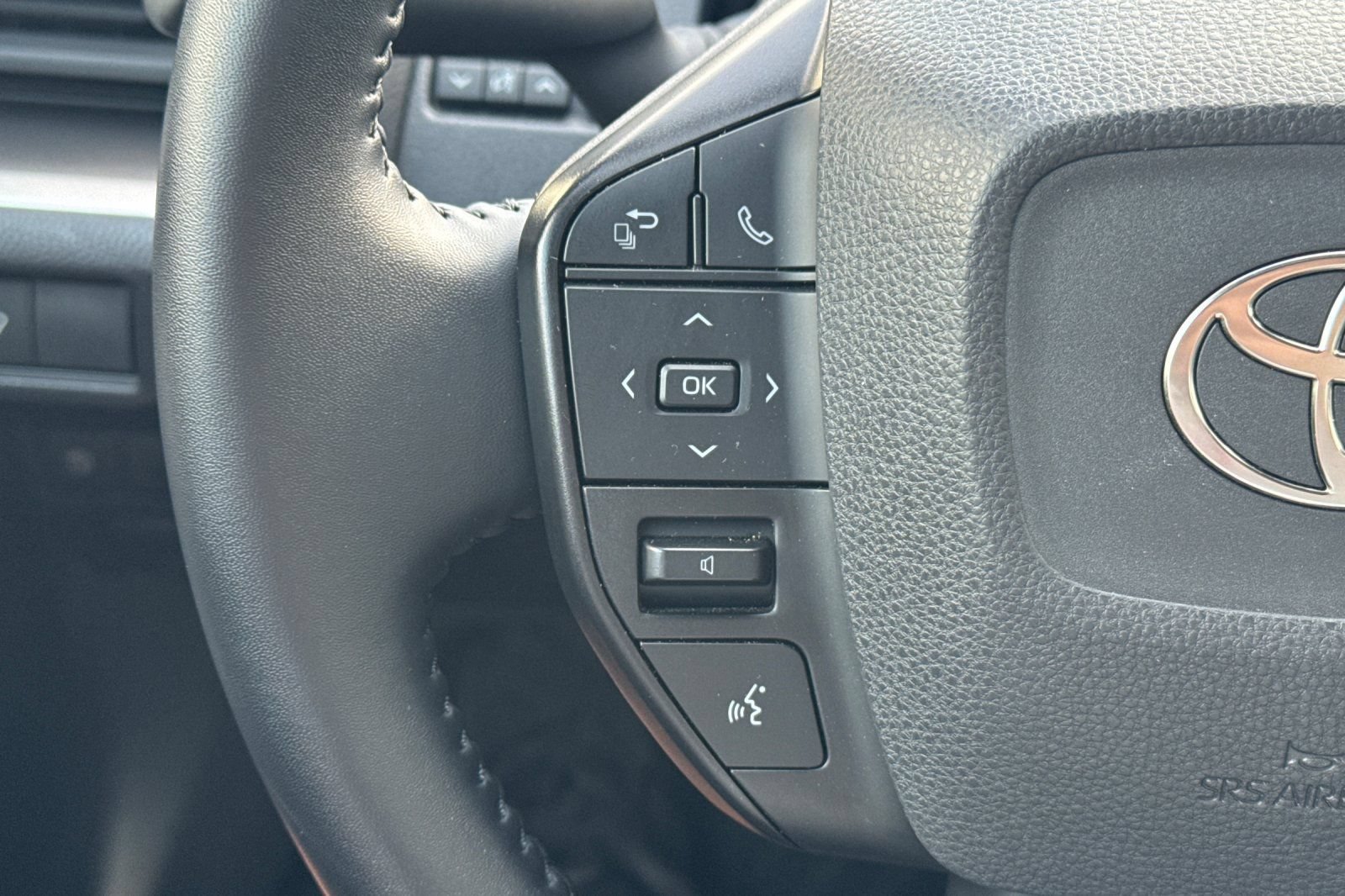 Certified 2025 Toyota Prius LE FWD image 37