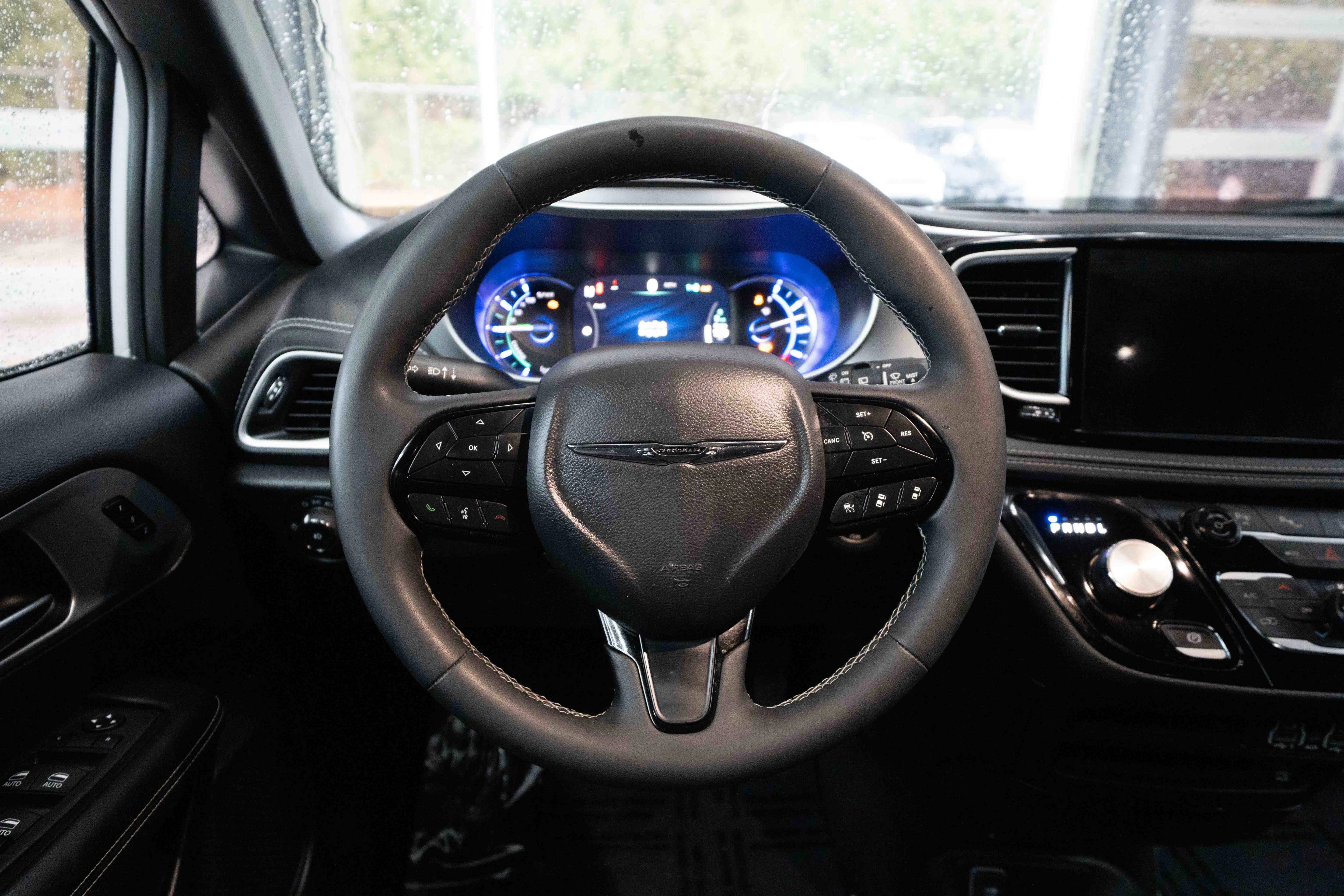 Used 2022 Chrysler Pacifica Touring-L w/ Uconnect Theater Family Group image 21