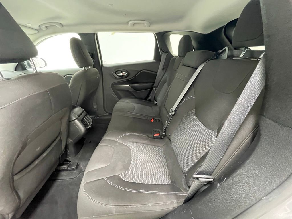 Used 2019 Jeep Cherokee Latitude w/ Popular Appearance Group FWD image 11
