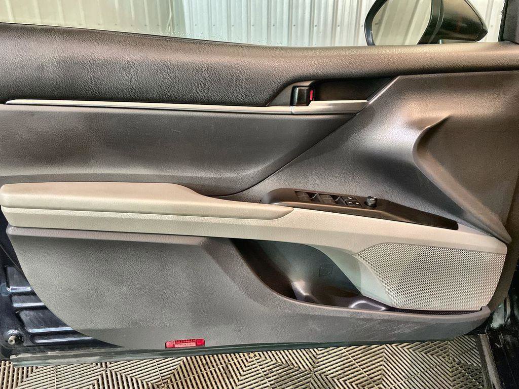 Used 2021 Toyota Camry SE w/ Cold Weather Package image 19