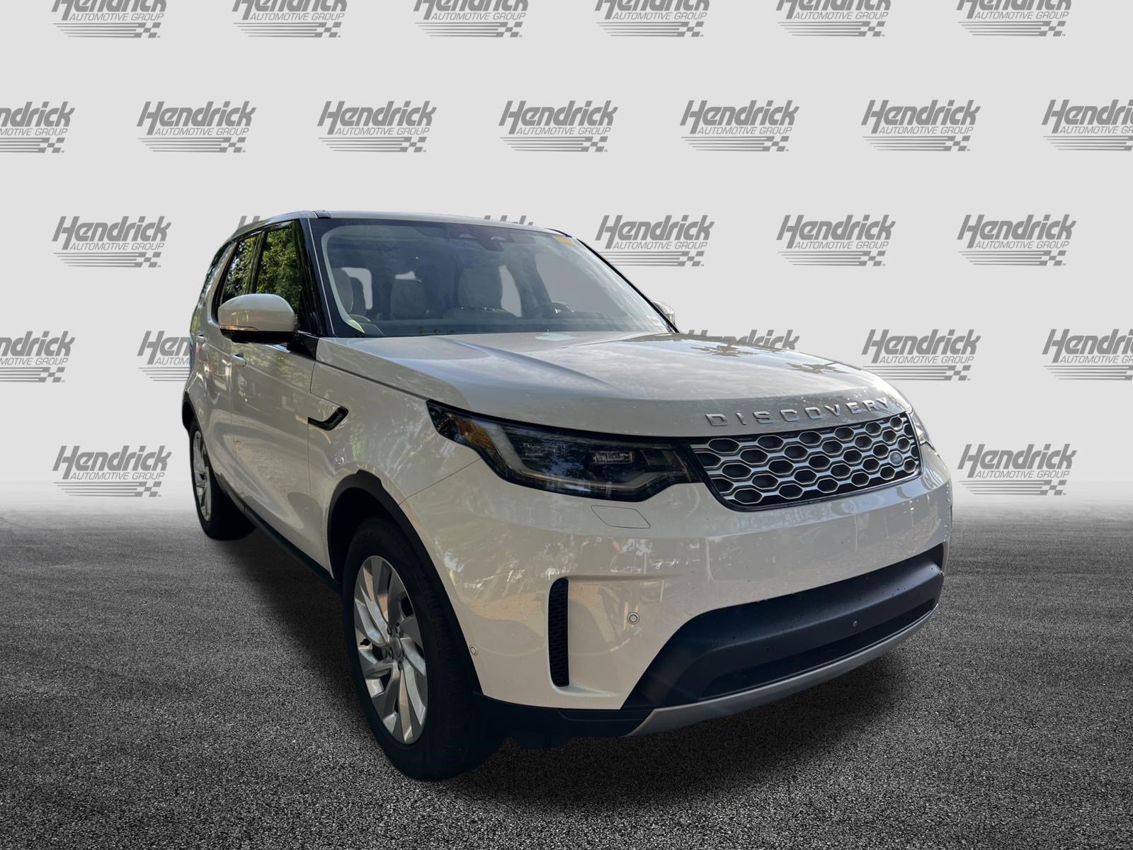 Used 2023 Land Rover Discovery S image 2
