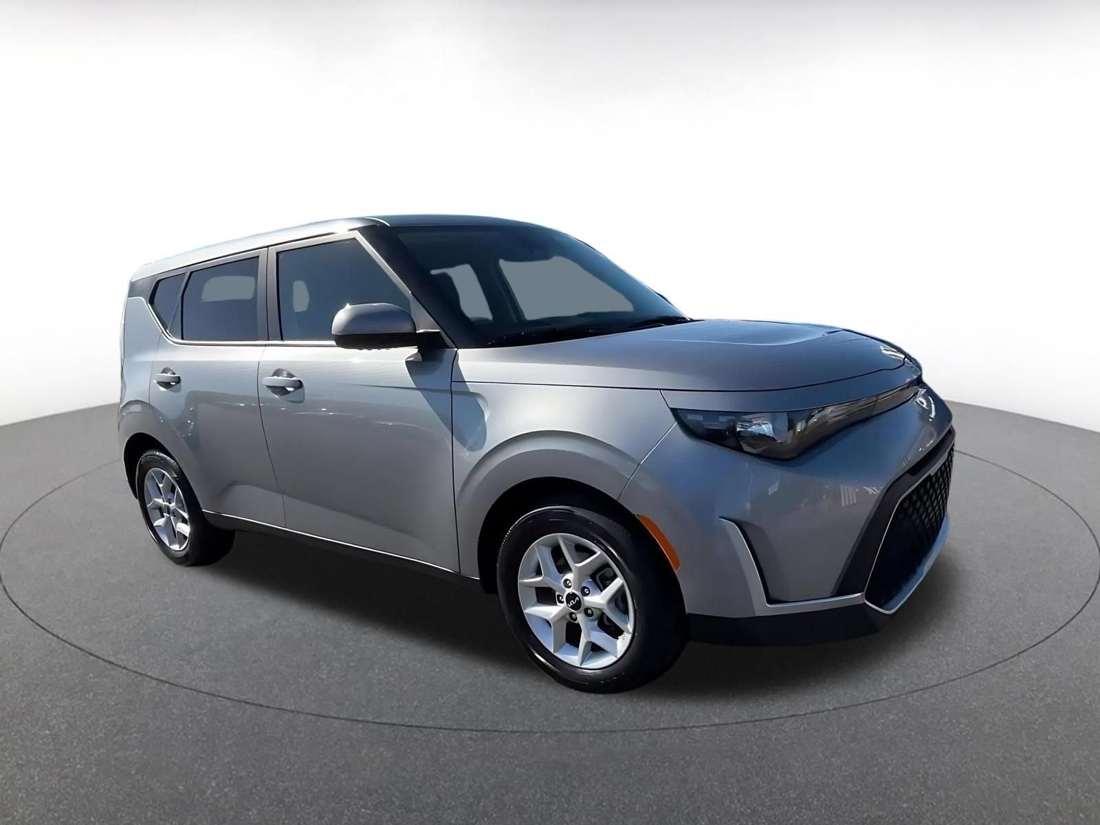 Used 2025 Kia Soul LX w/ LX Technology Package FWD image 2