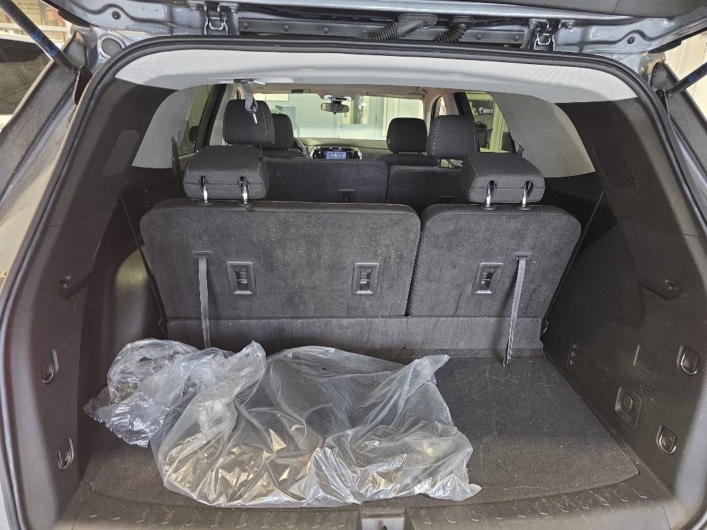 Used 2021 Chevrolet Traverse LS FWD image 12