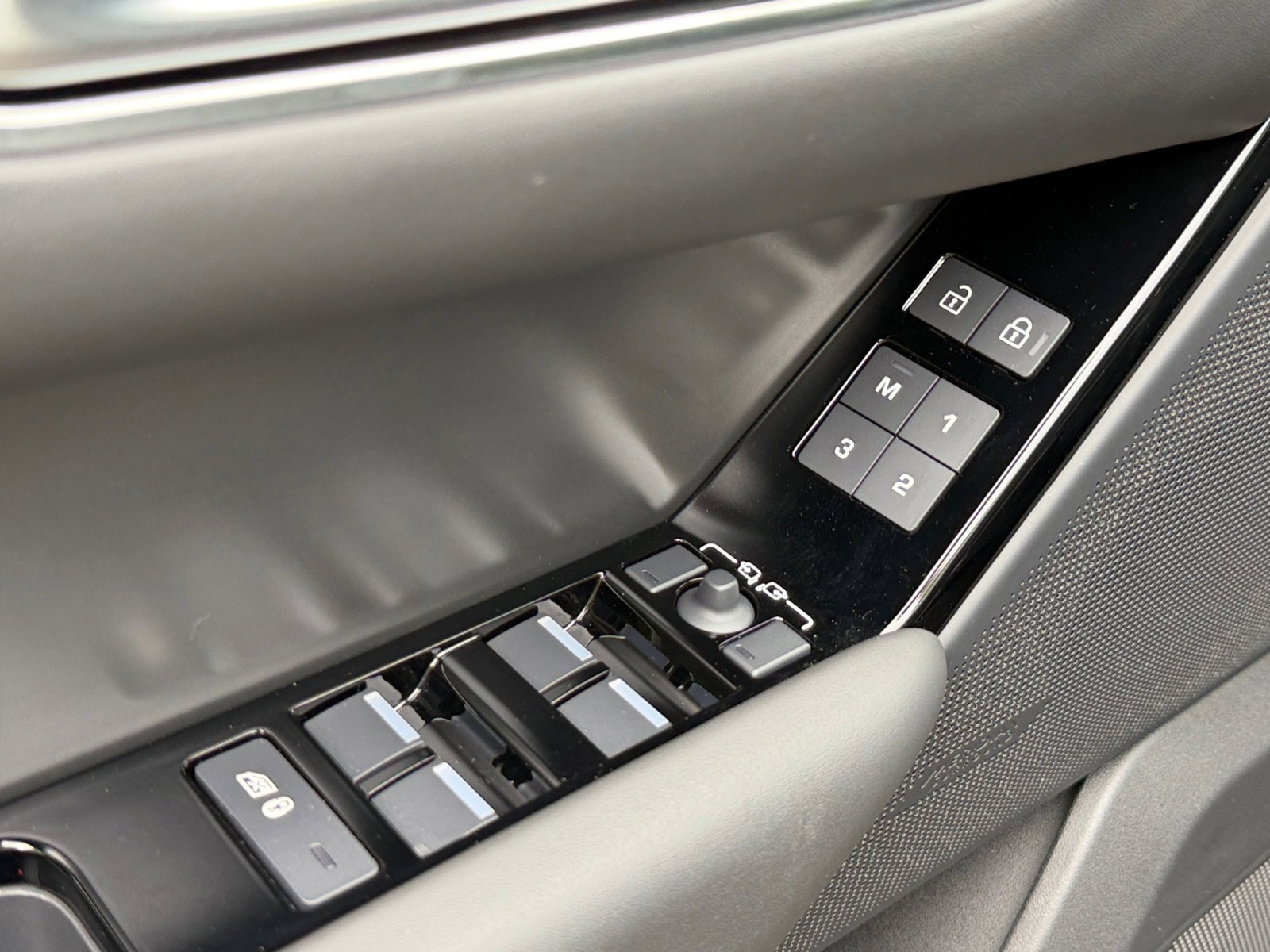 Used 2025 Land Rover Range Rover Velar Dynamic HSE AWD/4WD image 13