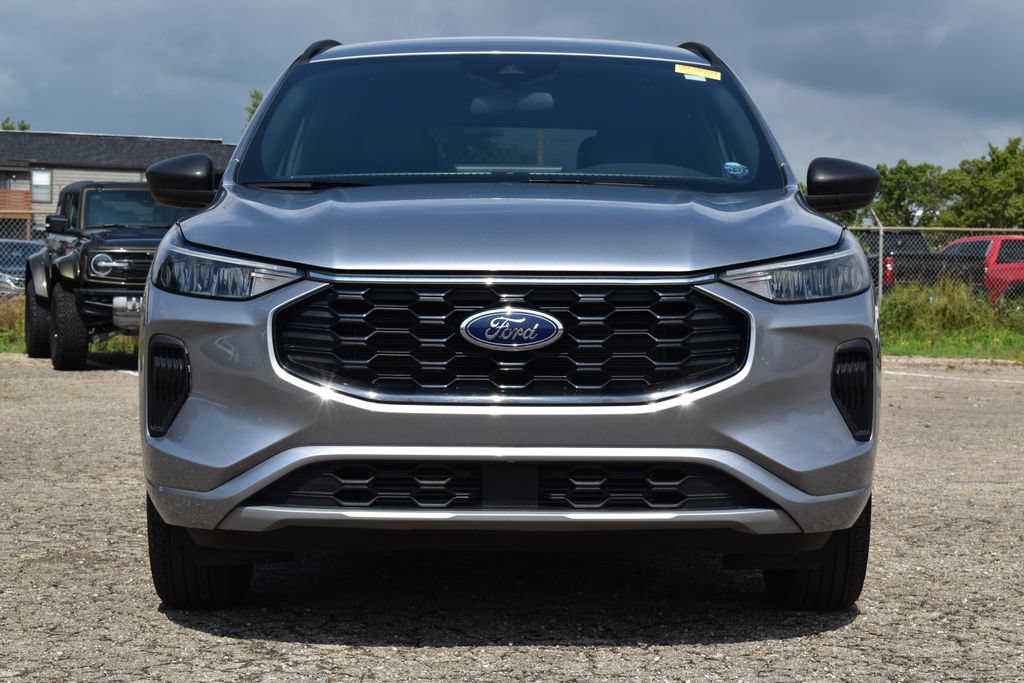 Used 2024 Ford Escape ST-Line w/ Tech Pack #1 AWD/4WD image 2