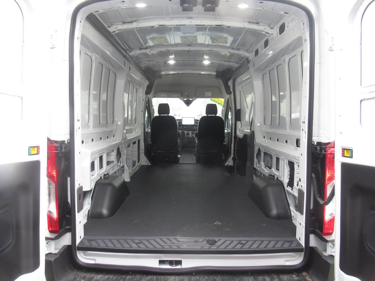 Used 2025 Ford E-Transit 148 Medium Roof image 13