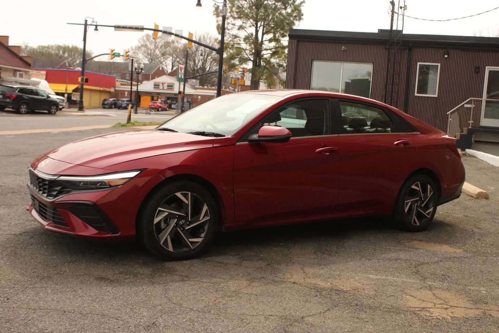 Used 2025 Hyundai Elantra Limited FWD image 4