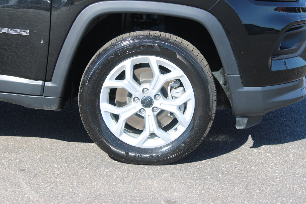 Used 2025 Jeep Compass Latitude AWD/4WD image 12