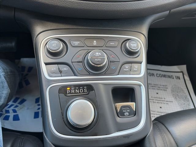 Used 2017 Chrysler 200 Limited Platinum w/ Comfort & Convenience Group FWD image 19